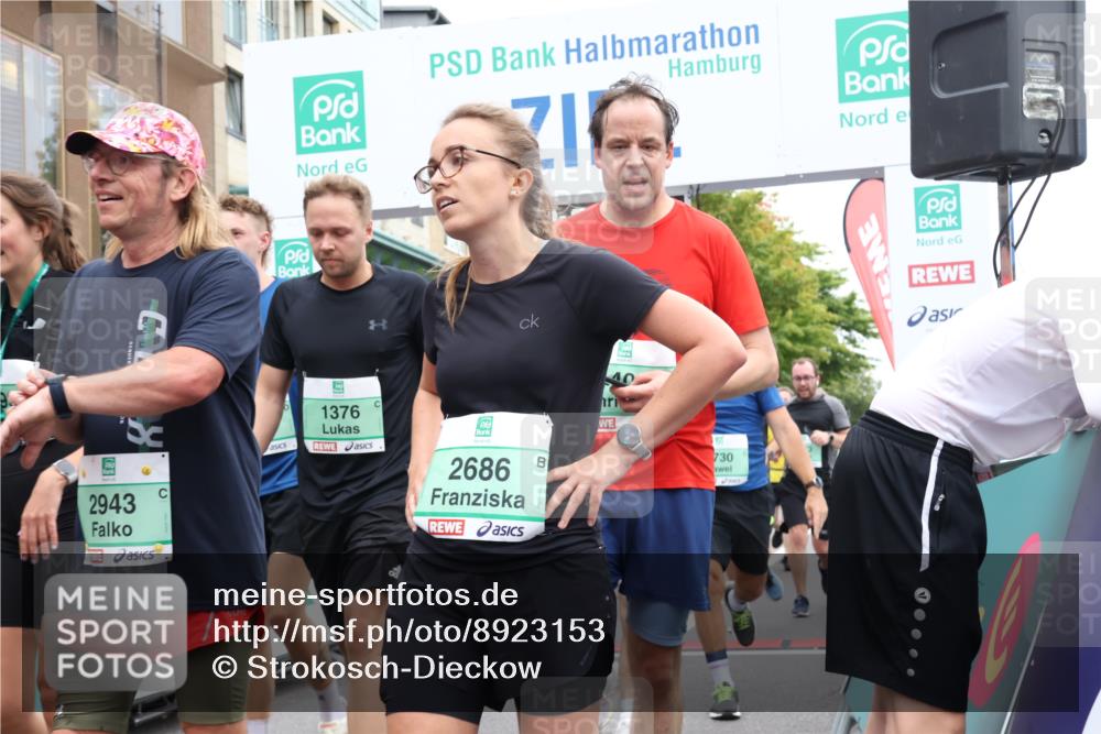 21.09.2025 - PSD Bank Halbmarathon Strokosch-Dieckow http://msf.ph/oto/8923153 21.09.2025 12:01:42 Ziel 1261, 1373, 1376, 1395, 1400, 1585, 1789, 2367, 2495, 2686, 2730, 2753, 2766, 2819, 2943, 3011, 3132, 3187, 3352, 3565, 3951, 3973, 4038 meine-sportfotos.de