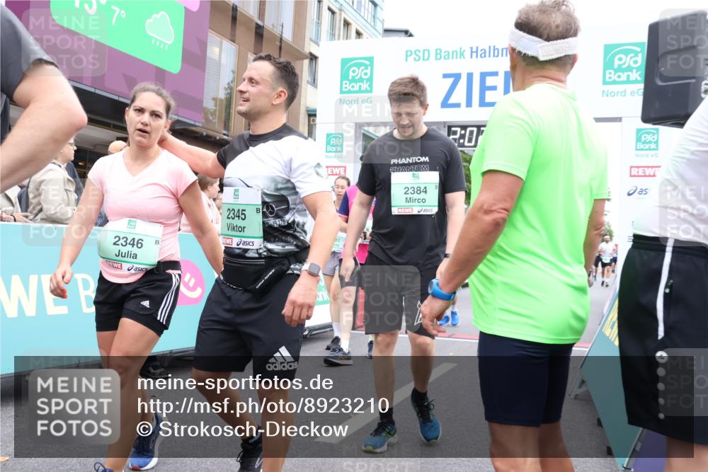 21.09.2025 - PSD Bank Halbmarathon Strokosch-Dieckow http://msf.ph/oto/8923210 21.09.2025 12:01:52 Ziel 1201, 1249, 2345, 2346, 2353, 2384, 2418, 2710, 2753, 2766, 2819, 2944, 2992, 3067, 3081, 3132, 3406, 3952 meine-sportfotos.de