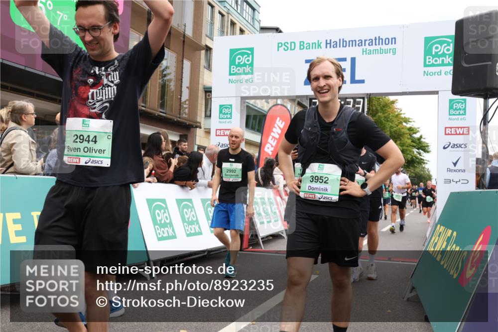 21.09.2025 - PSD Bank Halbmarathon Strokosch-Dieckow http://msf.ph/oto/8923235 21.09.2025 12:01:56 Ziel 1249, 1377, 2284, 2346, 2353, 2384, 2418, 2474, 2514, 2563, 2710, 2720, 2924, 2938, 2944, 2992, 3067, 3081, 3952 meine-sportfotos.de