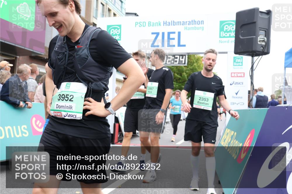 21.09.2025 - PSD Bank Halbmarathon Strokosch-Dieckow http://msf.ph/oto/8923252 21.09.2025 12:01:57 Ziel 1249, 1377, 1929, 2284, 2353, 2384, 2418, 2474, 2514, 2563, 2710, 2720, 2924, 2938, 2944, 2992, 3067, 3081, 3180, 3952 meine-sportfotos.de