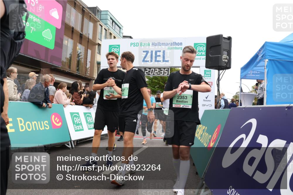 21.09.2025 - PSD Bank Halbmarathon Strokosch-Dieckow http://msf.ph/oto/8923264 21.09.2025 12:01:59 Ziel 1249, 1377, 1713, 1929, 2284, 2353, 2474, 2514, 2563, 2710, 2720, 2924, 2938, 2944, 2992, 3067, 3180, 3952 meine-sportfotos.de