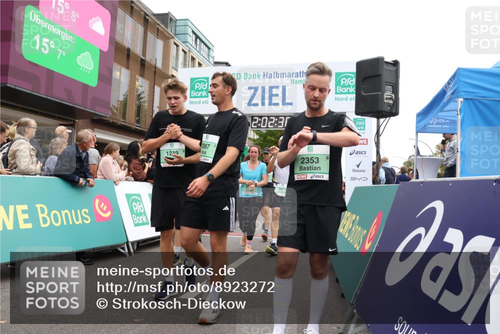 21.09.2025 - PSD Bank Halbmarathon Strokosch-Dieckow http://msf.ph/oto/8923272 21.09.2025 12:01:59 Ziel 1249, 1377, 1713, 1929, 2284, 2353, 2474, 2514, 2563, 2710, 2720, 2924, 2938, 2944, 2992, 3067, 3180, 3952 meine-sportfotos.de