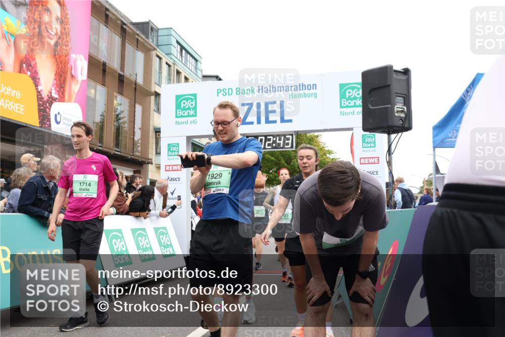 21.09.2025 - PSD Bank Halbmarathon Strokosch-Dieckow http://msf.ph/oto/8923300 21.09.2025 12:02:07 Ziel 1323, 1377, 1713, 1714, 1790, 1929, 2464, 2563, 2738, 2741, 2922, 2924, 2938, 3180, 3395, 3814, 3940 meine-sportfotos.de