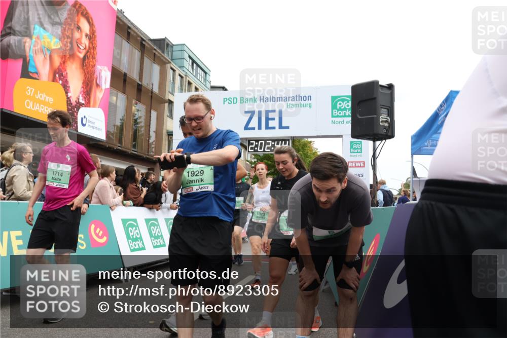 21.09.2025 - PSD Bank Halbmarathon Strokosch-Dieckow http://msf.ph/oto/8923305 21.09.2025 12:02:07 Ziel 1323, 1377, 1713, 1714, 1790, 1929, 2464, 2563, 2738, 2741, 2922, 2924, 2938, 3180, 3395, 3814, 3940 meine-sportfotos.de