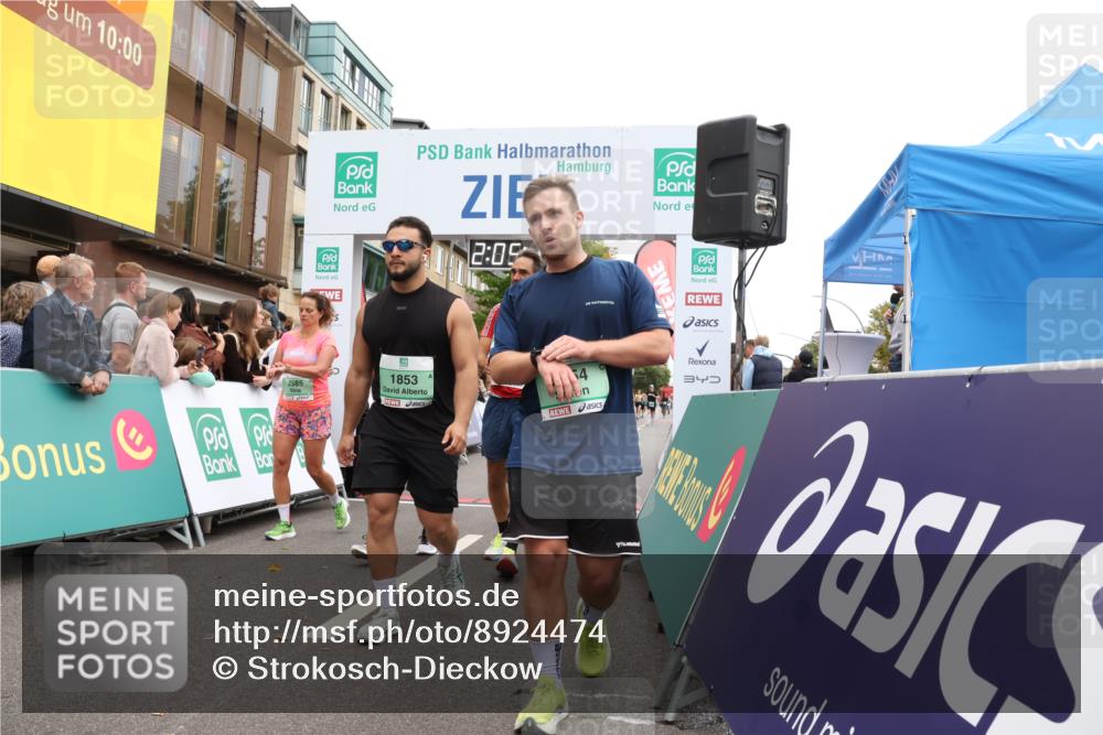 21.09.2025 - PSD Bank Halbmarathon Strokosch-Dieckow http://msf.ph/oto/8924474 21.09.2025 12:04:40 Ziel 1515, 1853, 2556, 2585, 2854, 2960, 3010, 3039, 3056, 3072, 3336, 3512, 3607 meine-sportfotos.de