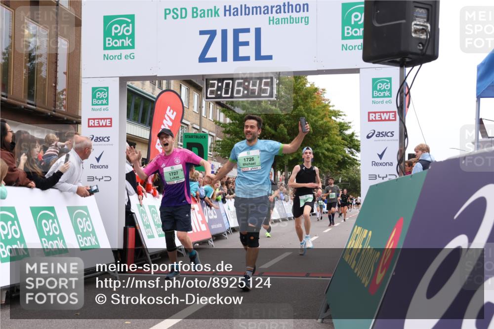 21.09.2025 - PSD Bank Halbmarathon Strokosch-Dieckow http://msf.ph/oto/8925124 21.09.2025 12:06:08 Ziel 1726, 1727, 2013, 2446, 2580, 3292, 3428 meine-sportfotos.de