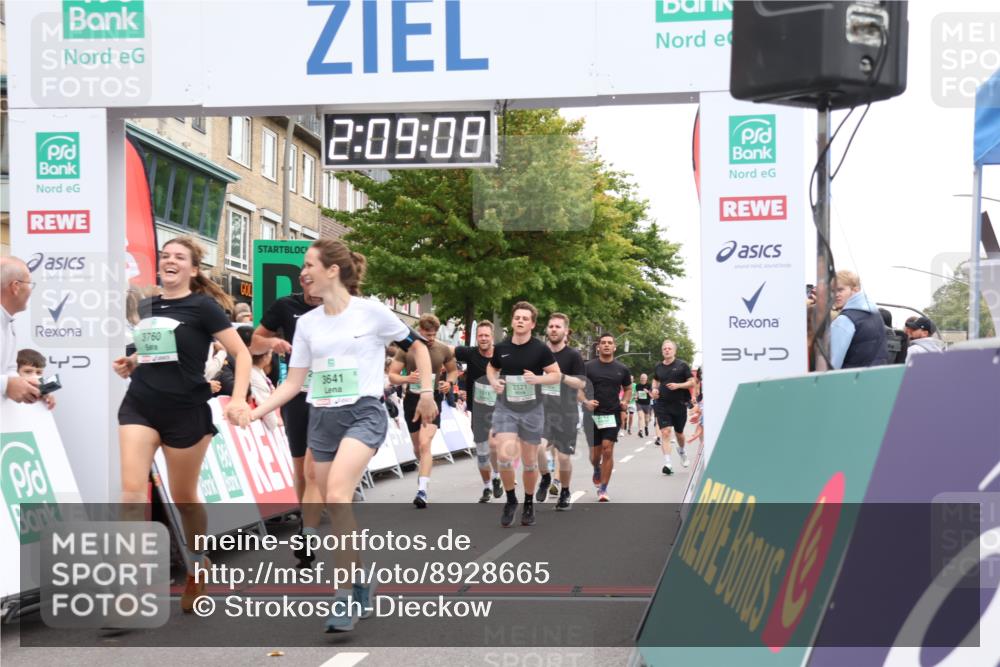 21.09.2025 - PSD Bank Halbmarathon Strokosch-Dieckow http://msf.ph/oto/8928665 21.09.2025 12:08:31 Ziel 1480, 1511, 1512, 2176, 2521, 2724, 2763, 2818, 2957, 3205, 3235, 3641, 3760 meine-sportfotos.de
