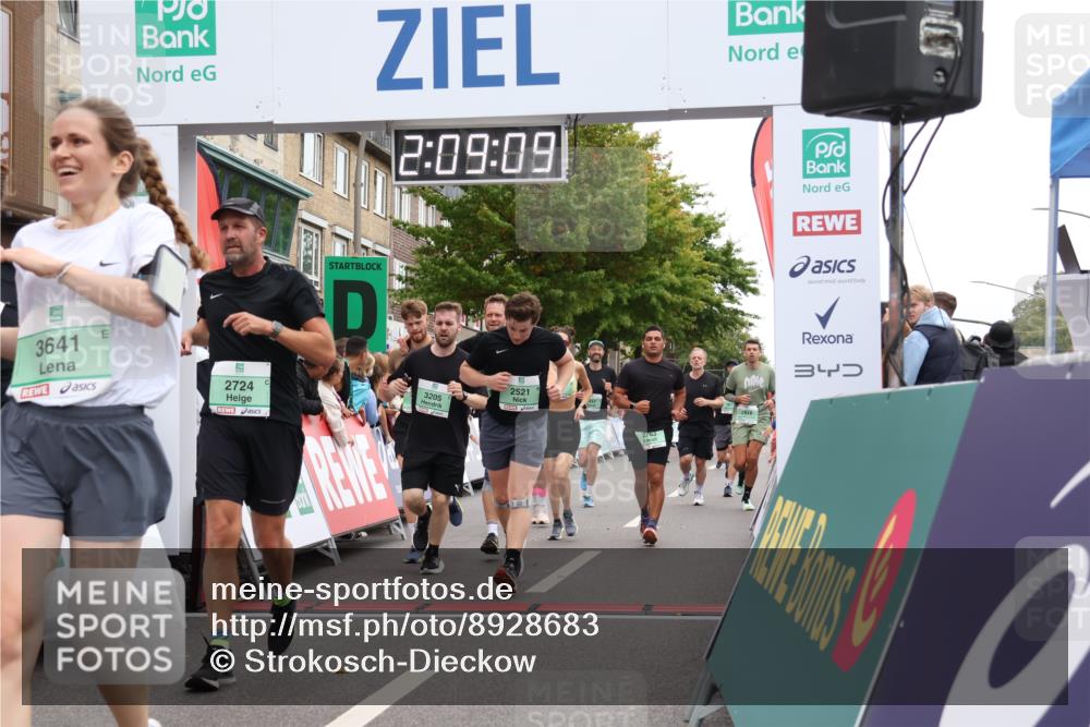 21.09.2025 - PSD Bank Halbmarathon Strokosch-Dieckow http://msf.ph/oto/8928683 21.09.2025 12:08:32 Ziel 1480, 1511, 1512, 1673, 2133, 2176, 2521, 2724, 2763, 2818, 2957, 3137, 3205, 3235, 3641, 3760 meine-sportfotos.de