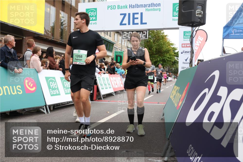 21.09.2025 - PSD Bank Halbmarathon Strokosch-Dieckow http://msf.ph/oto/8928870 21.09.2025 12:09:05 Ziel 1267, 1268, 1729, 1730, 1954, 2643, 3273, 3274, 3983 meine-sportfotos.de