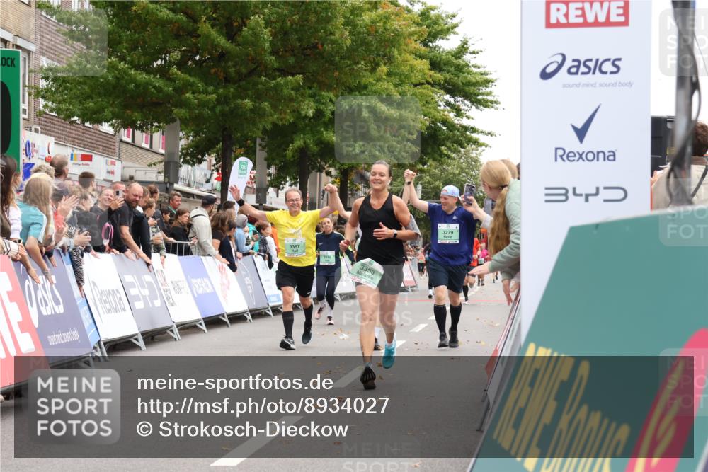 21.09.2025 - PSD Bank Halbmarathon Strokosch-Dieckow http://msf.ph/oto/8934027 21.09.2025 12:27:08 Ziel 3278, 3279, 3353, 3357 meine-sportfotos.de