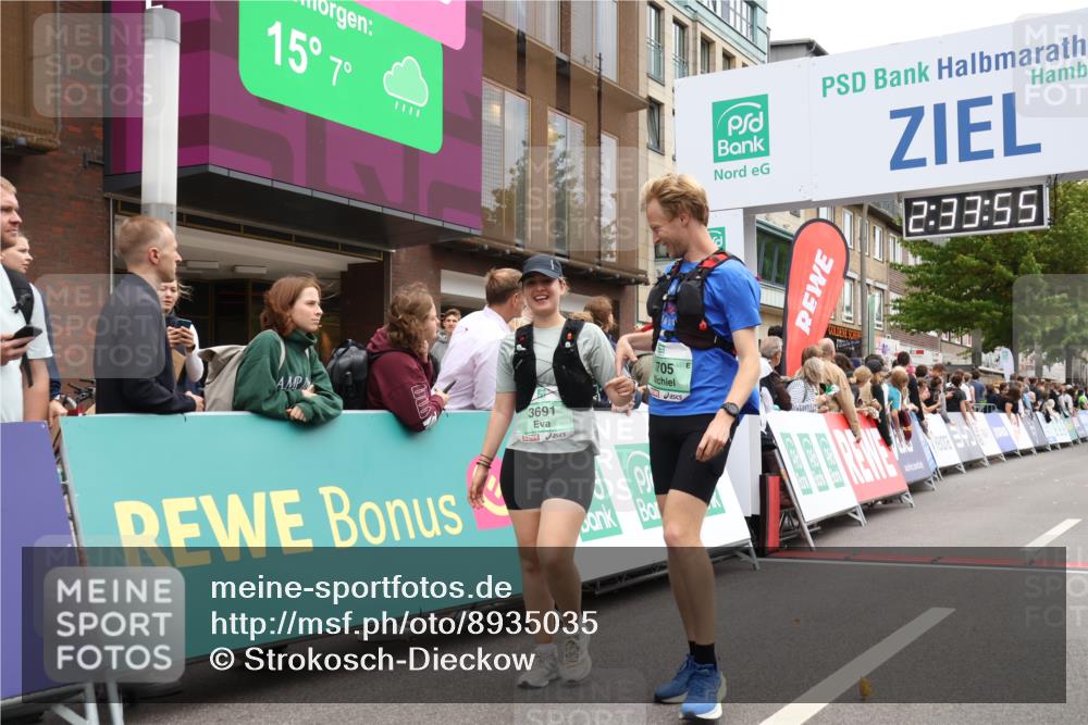 21.09.2025 - PSD Bank Halbmarathon Strokosch-Dieckow http://msf.ph/oto/8935035 21.09.2025 12:33:18 Ziel 3691, 3705 meine-sportfotos.de