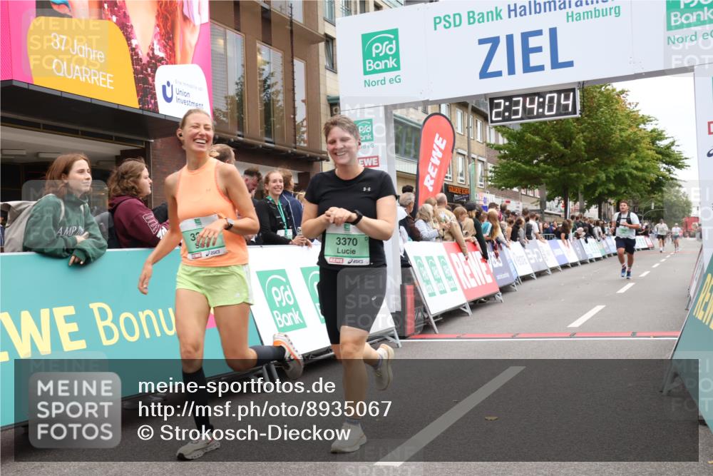 21.09.2025 - PSD Bank Halbmarathon Strokosch-Dieckow http://msf.ph/oto/8935067 21.09.2025 12:33:28 Ziel 1301, 1302, 3250, 3370, 3400 meine-sportfotos.de
