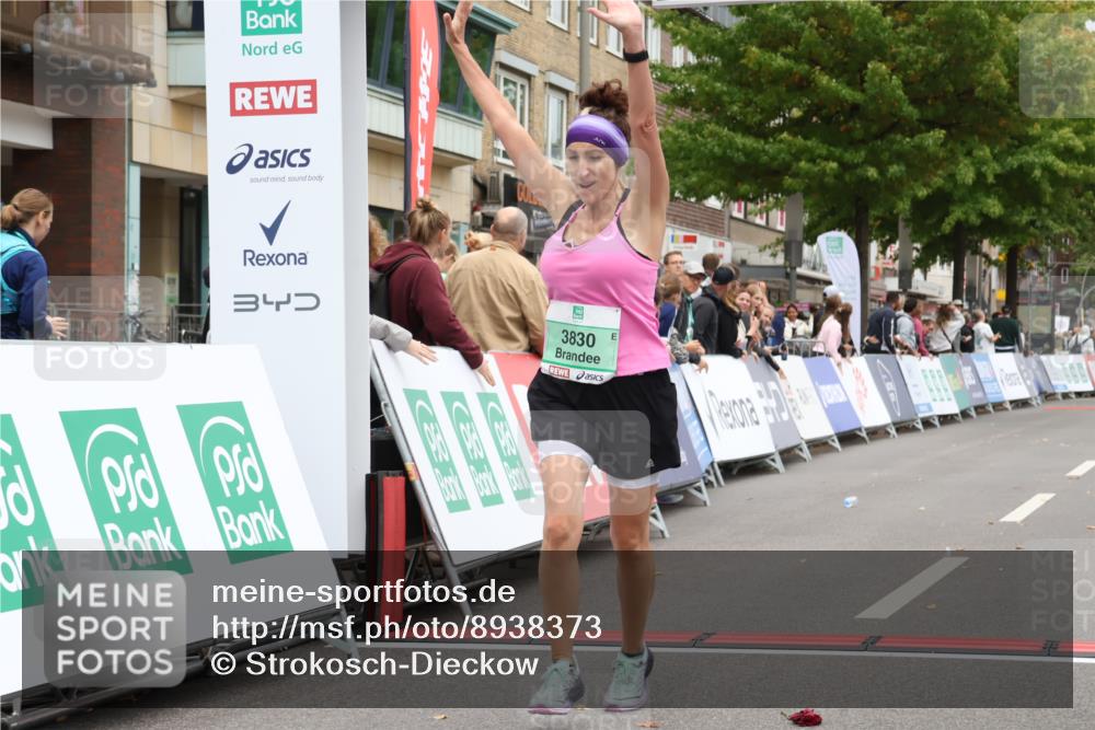 21.09.2025 - PSD Bank Halbmarathon Strokosch-Dieckow http://msf.ph/oto/8938373 21.09.2025 12:48:52 Ziel 3830, 3834 meine-sportfotos.de