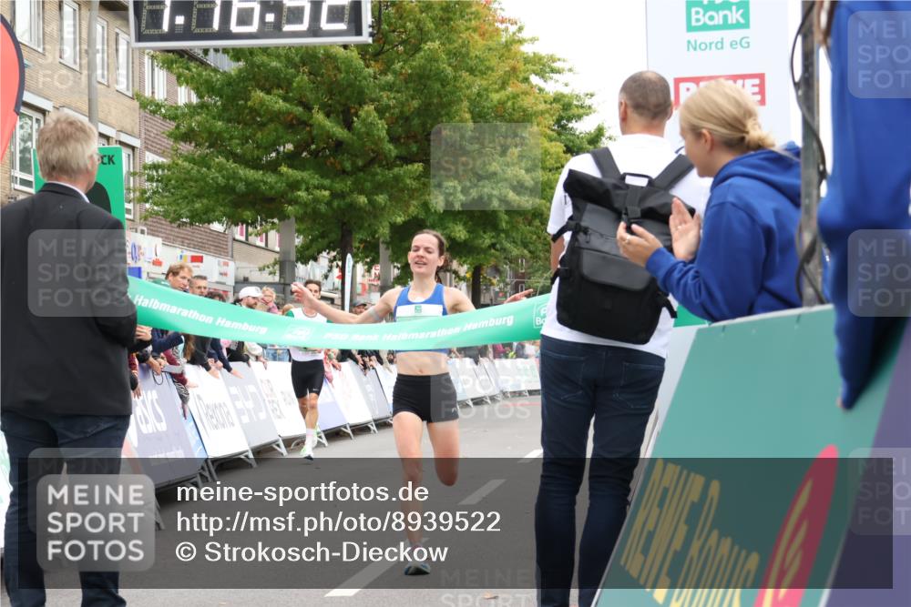 21.09.2025 - PSD Bank Halbmarathon Strokosch-Dieckow http://msf.ph/oto/8939522 21.09.2025 11:16:15 Ziel 1445, 1446 meine-sportfotos.de