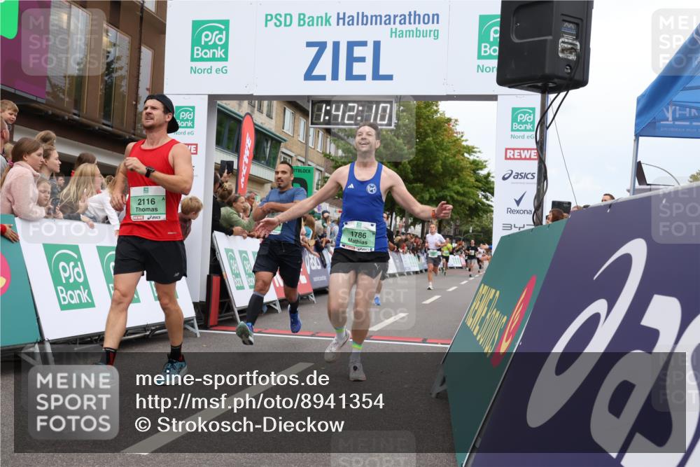 21.09.2025 - PSD Bank Halbmarathon Strokosch-Dieckow http://msf.ph/oto/8941354 21.09.2025 11:41:33 Ziel 1349, 1435, 1775, 1776, 1786, 1886, 2083, 2116, 2443, 3911, 4026 meine-sportfotos.de