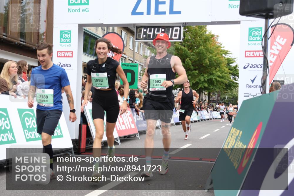 21.09.2025 - PSD Bank Halbmarathon Strokosch-Dieckow http://msf.ph/oto/8941723 21.09.2025 11:43:41 Ziel 1073, 1592, 1593, 2208, 2252, 2267, 3188 meine-sportfotos.de