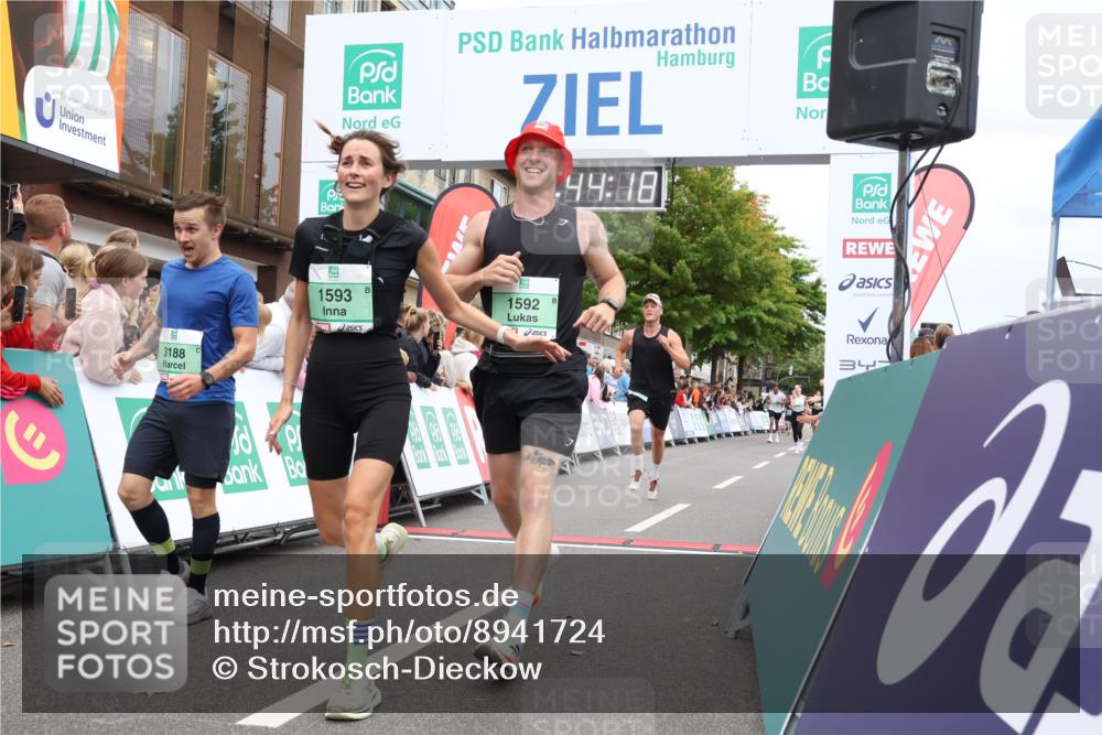 21.09.2025 - PSD Bank Halbmarathon Strokosch-Dieckow http://msf.ph/oto/8941724 21.09.2025 11:43:41 Ziel 1073, 1592, 1593, 2208, 2252, 2267, 3188 meine-sportfotos.de