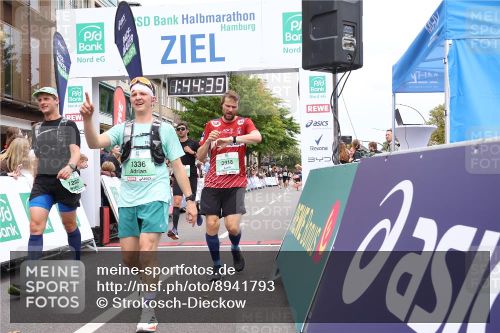 21.09.2025 - PSD Bank Halbmarathon Strokosch-Dieckow http://msf.ph/oto/8941793 21.09.2025 11:44:02 Ziel 1282, 1333, 1336, 2054, 2119, 2147, 2350, 3918 meine-sportfotos.de
