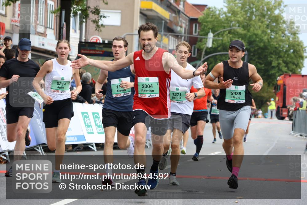 21.09.2025 - PSD Bank Halbmarathon Strokosch-Dieckow http://msf.ph/oto/8944592 21.09.2025 11:48:45 Ziel 1129, 1271, 1983, 1987, 2004, 2053, 2106, 2214, 2260, 2335, 2415, 2419, 2421, 2438, 2445, 2564, 3088 meine-sportfotos.de