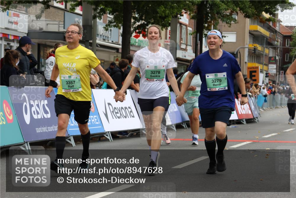 21.09.2025 - PSD Bank Halbmarathon Strokosch-Dieckow http://msf.ph/oto/8947628 21.09.2025 12:27:02 Ziel 3277, 3278, 3279, 3330, 3353, 3357, 3856, 3882 meine-sportfotos.de