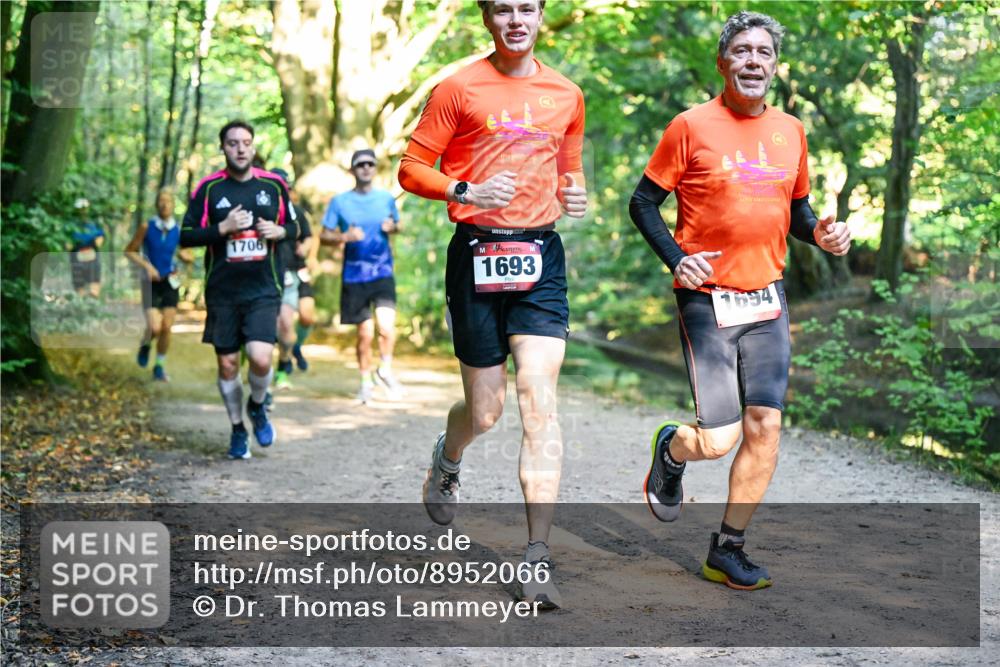 28.09.2025 - 33. Volkslauf durch das schöne Alstertal Dr. Thomas Lammeyer http://msf.ph/oto/8952066 28.09.2025 10:20:05 Laufen 1706, 1693, 1694 meine-sportfotos.de
