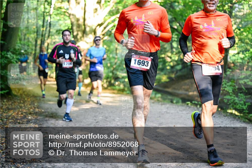 28.09.2025 - 33. Volkslauf durch das schöne Alstertal Dr. Thomas Lammeyer http://msf.ph/oto/8952068 28.09.2025 10:20:05 Laufen 1706, 1693, 04 meine-sportfotos.de