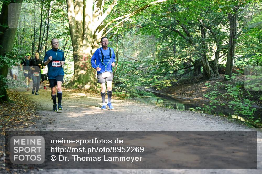 28.09.2025 - 33. Volkslauf durch das schöne Alstertal Dr. Thomas Lammeyer http://msf.ph/oto/8952269 28.09.2025 10:20:54 Laufen 1697, 1056, 1688 meine-sportfotos.de