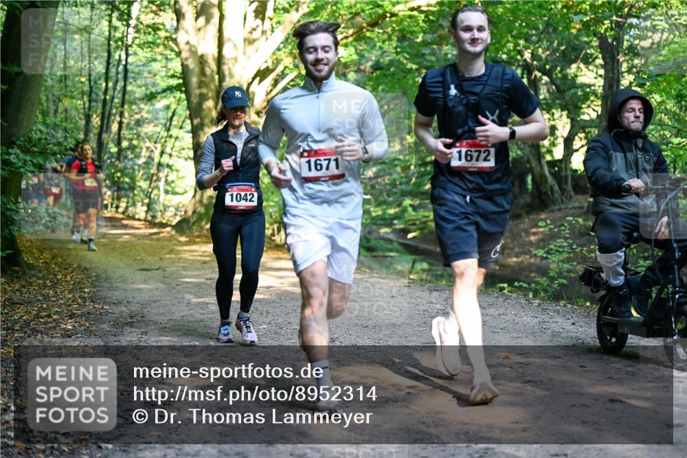 28.09.2025 - 33. Volkslauf durch das schöne Alstertal Dr. Thomas Lammeyer http://msf.ph/oto/8952314 28.09.2025 10:21:02 Laufen 1042, 1671, 1672 meine-sportfotos.de