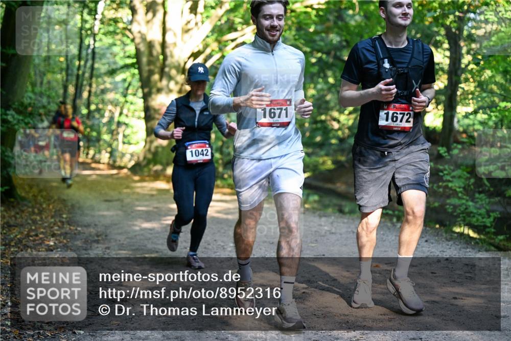 28.09.2025 - 33. Volkslauf durch das schöne Alstertal Dr. Thomas Lammeyer http://msf.ph/oto/8952316 28.09.2025 10:21:02 Laufen 1042, 1671, 1672 meine-sportfotos.de