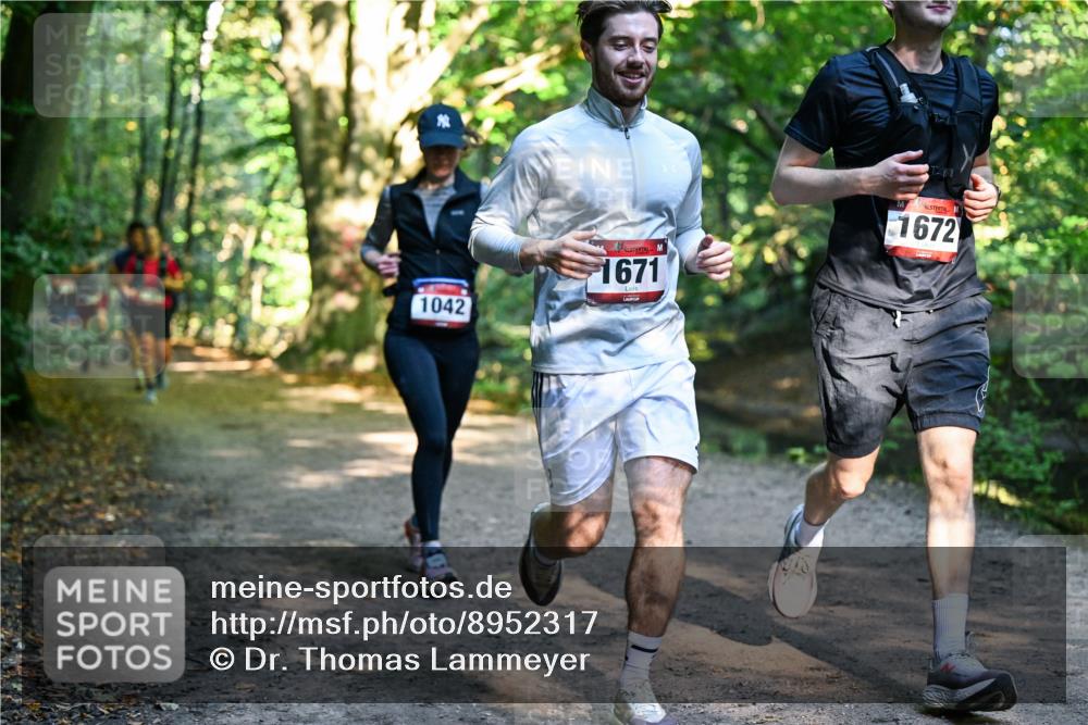 28.09.2025 - 33. Volkslauf durch das schöne Alstertal Dr. Thomas Lammeyer http://msf.ph/oto/8952317 28.09.2025 10:21:02 Laufen 1042, 1671, 1672 meine-sportfotos.de