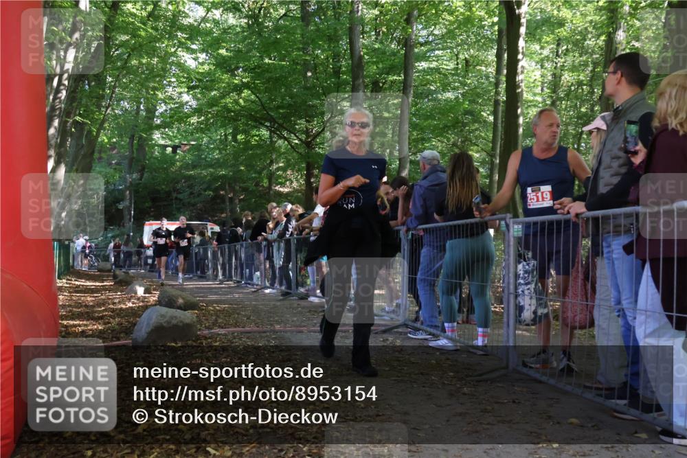 28.09.2025 - 33. Volkslauf durch das schöne Alstertal Strokosch-Dieckow http://msf.ph/oto/8953154 28.09.2025 12:29:01 Ziel 2481, 2482 meine-sportfotos.de