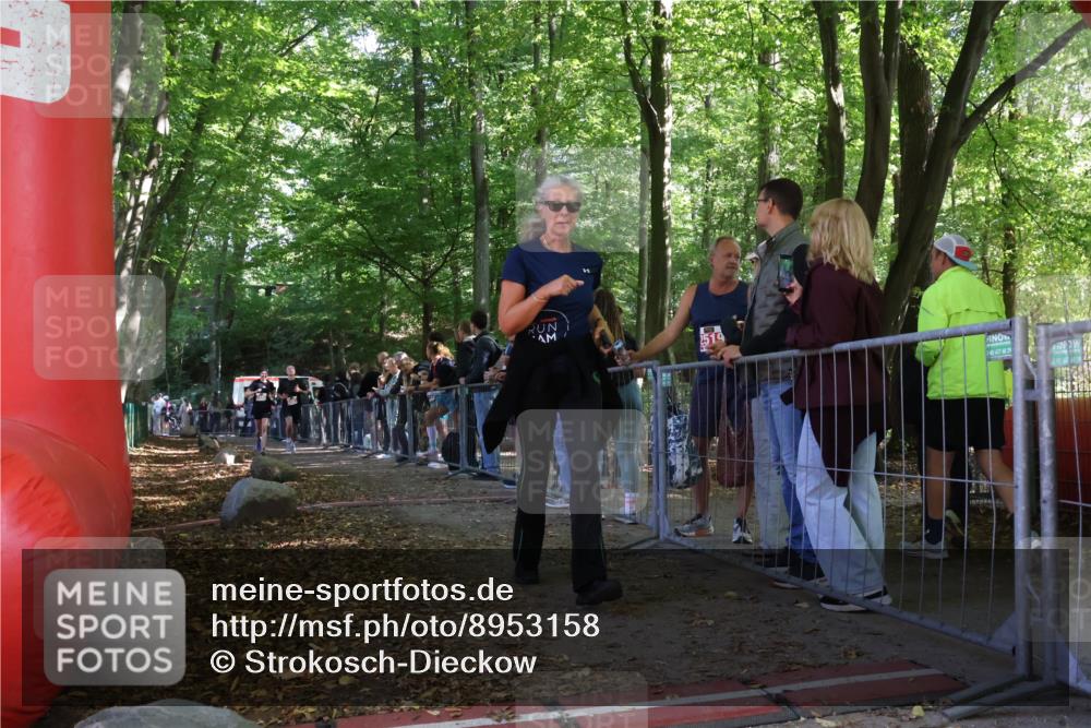 28.09.2025 - 33. Volkslauf durch das schöne Alstertal Strokosch-Dieckow http://msf.ph/oto/8953158 28.09.2025 12:29:01 Ziel 2481, 2482 meine-sportfotos.de