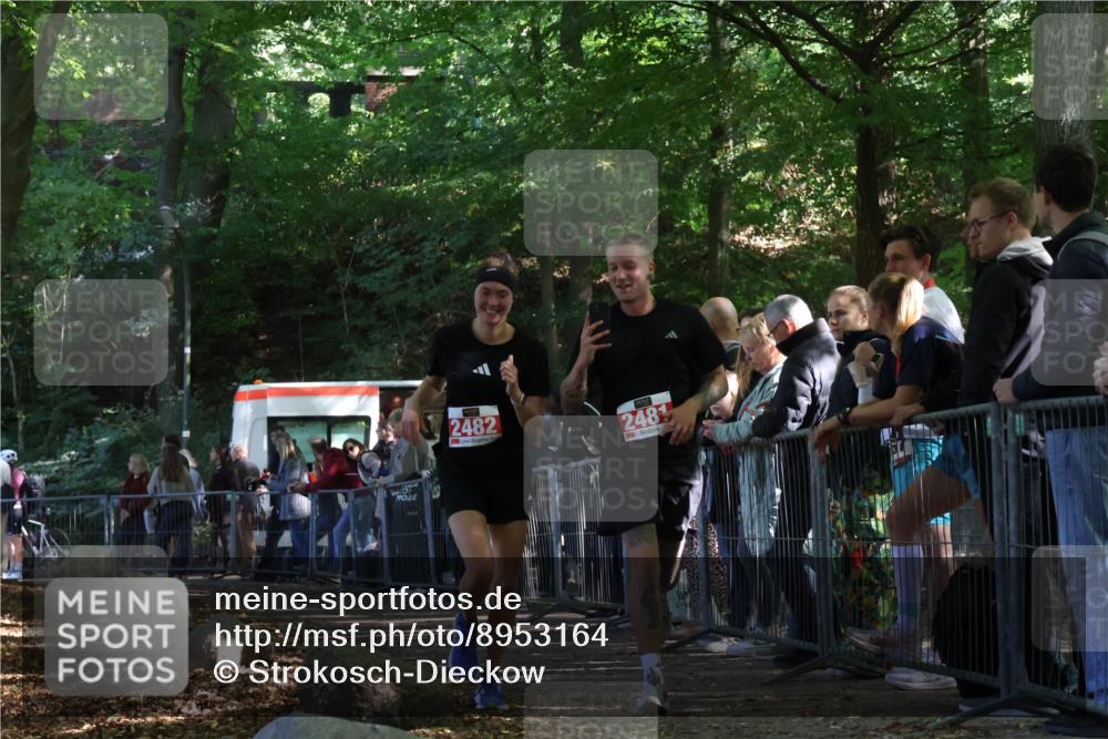 28.09.2025 - 33. Volkslauf durch das schöne Alstertal Strokosch-Dieckow http://msf.ph/oto/8953164 28.09.2025 12:29:04 Ziel 2481, 2482 meine-sportfotos.de