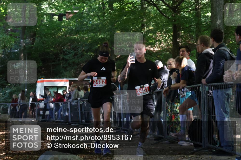 28.09.2025 - 33. Volkslauf durch das schöne Alstertal Strokosch-Dieckow http://msf.ph/oto/8953167 28.09.2025 12:29:04 Ziel 2481, 2482 meine-sportfotos.de