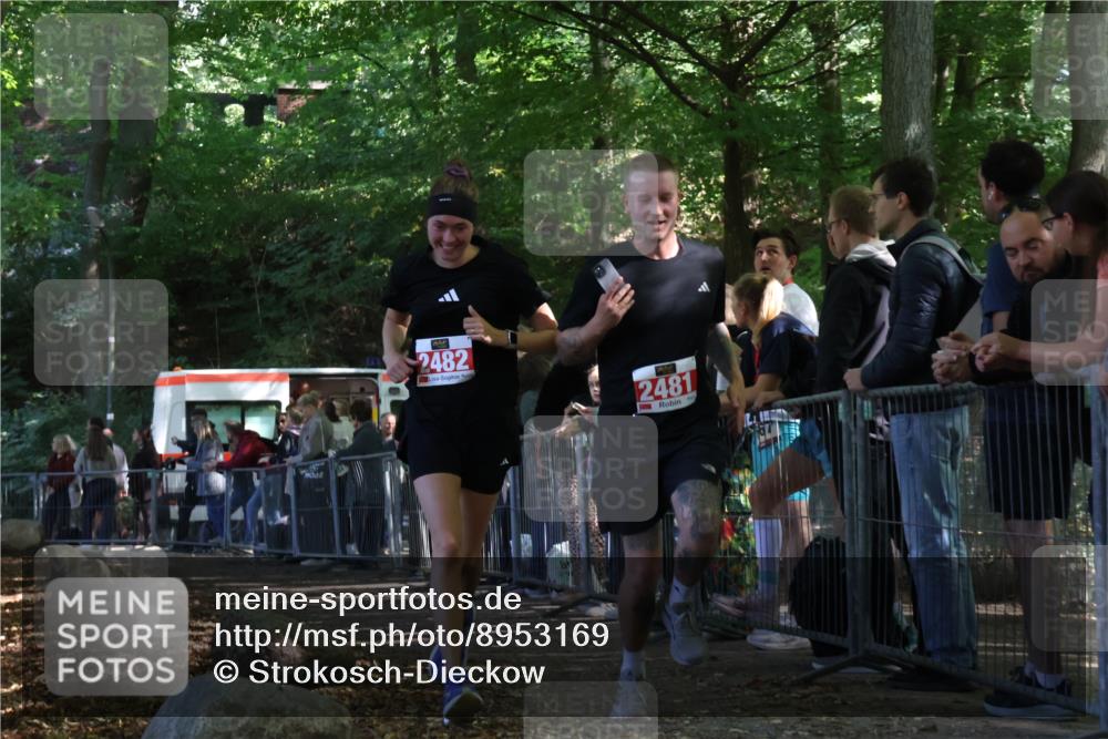 28.09.2025 - 33. Volkslauf durch das schöne Alstertal Strokosch-Dieckow http://msf.ph/oto/8953169 28.09.2025 12:29:05 Ziel 2481, 2482 meine-sportfotos.de