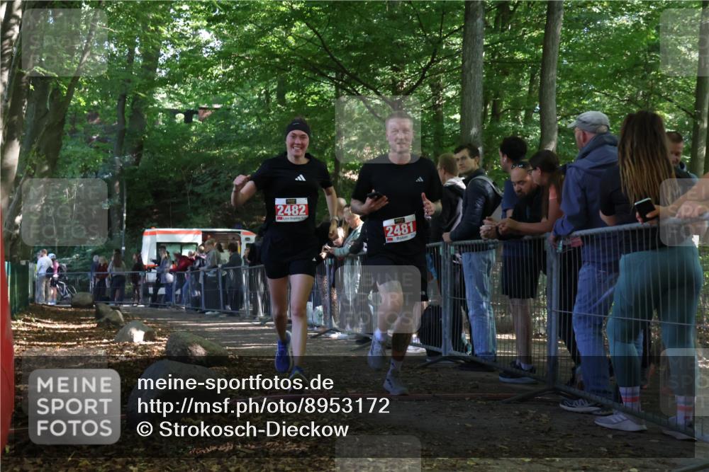 28.09.2025 - 33. Volkslauf durch das schöne Alstertal Strokosch-Dieckow http://msf.ph/oto/8953172 28.09.2025 12:29:05 Ziel 2481, 2482 meine-sportfotos.de
