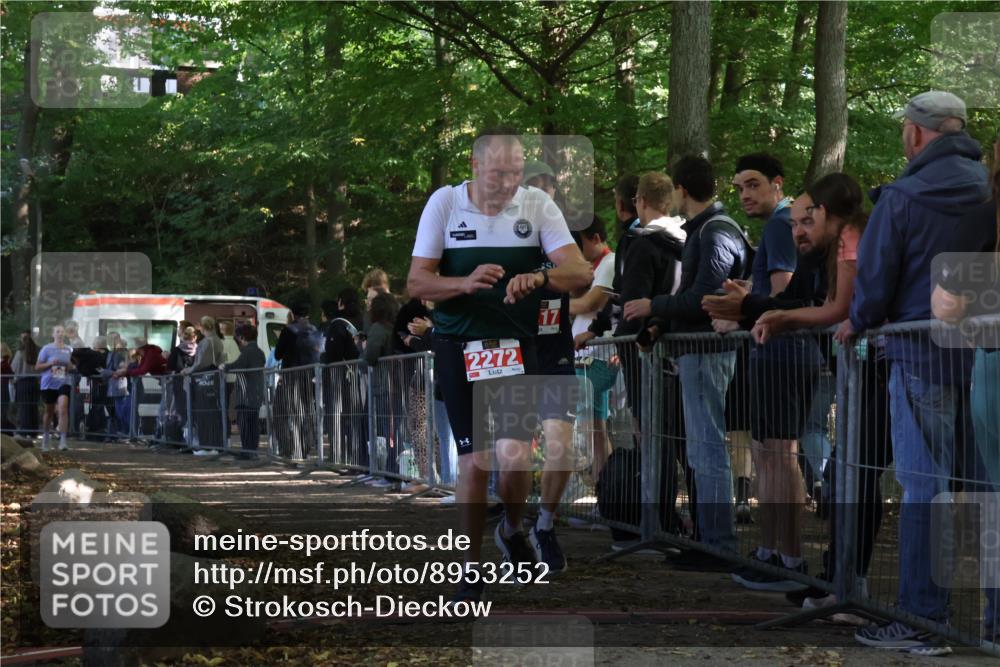 28.09.2025 - 33. Volkslauf durch das schöne Alstertal Strokosch-Dieckow http://msf.ph/oto/8953252 28.09.2025 12:30:08 Ziel 2096, 2097, 2272, 2317, 2456 meine-sportfotos.de