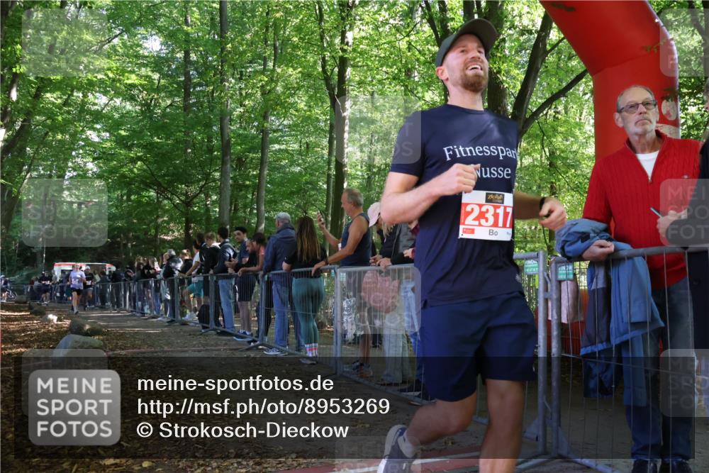 28.09.2025 - 33. Volkslauf durch das schöne Alstertal Strokosch-Dieckow http://msf.ph/oto/8953269 28.09.2025 12:30:11 Ziel 2096, 2097, 2245, 2456 meine-sportfotos.de