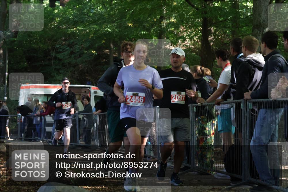 28.09.2025 - 33. Volkslauf durch das schöne Alstertal Strokosch-Dieckow http://msf.ph/oto/8953274 28.09.2025 12:30:14 Ziel 2096, 2097, 2245, 2456 meine-sportfotos.de