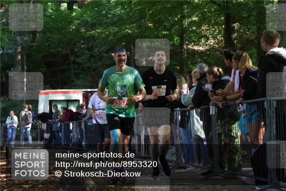 28.09.2025 - 33. Volkslauf durch das schöne Alstertal Strokosch-Dieckow http://msf.ph/oto/8953320 28.09.2025 12:30:42 Ziel 2264, 2596, 2597 meine-sportfotos.de