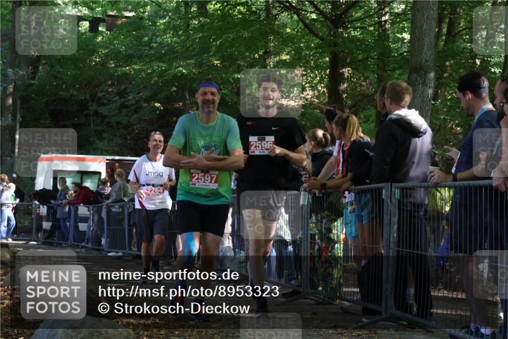 28.09.2025 - 33. Volkslauf durch das schöne Alstertal Strokosch-Dieckow http://msf.ph/oto/8953323 28.09.2025 12:30:43 Ziel 2264, 2596, 2597 meine-sportfotos.de