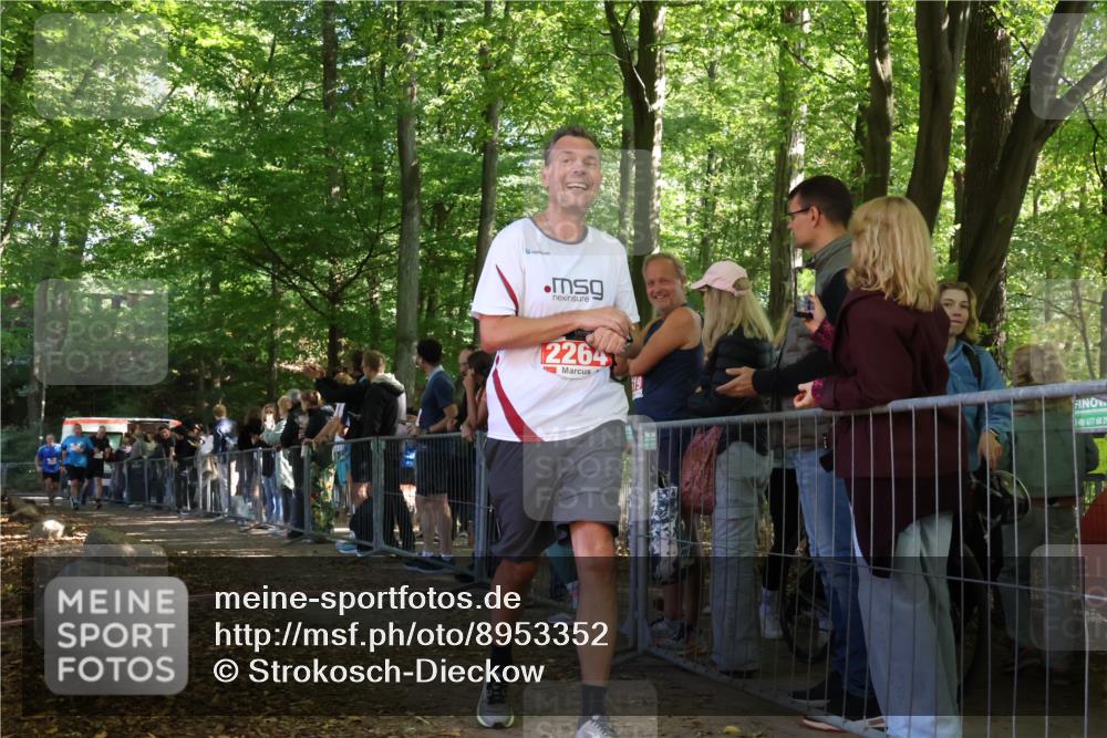 28.09.2025 - 33. Volkslauf durch das schöne Alstertal Strokosch-Dieckow http://msf.ph/oto/8953352 28.09.2025 12:30:48 Ziel 2018, 2042, 2045 meine-sportfotos.de