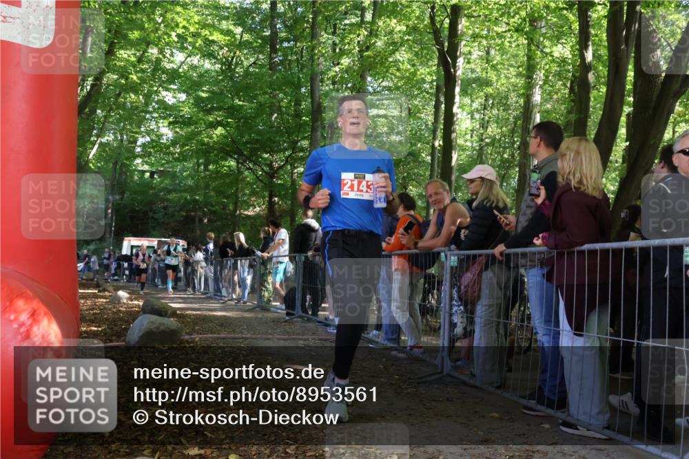 28.09.2025 - 33. Volkslauf durch das schöne Alstertal Strokosch-Dieckow http://msf.ph/oto/8953561 28.09.2025 12:32:41 Ziel 2168, 2169 meine-sportfotos.de