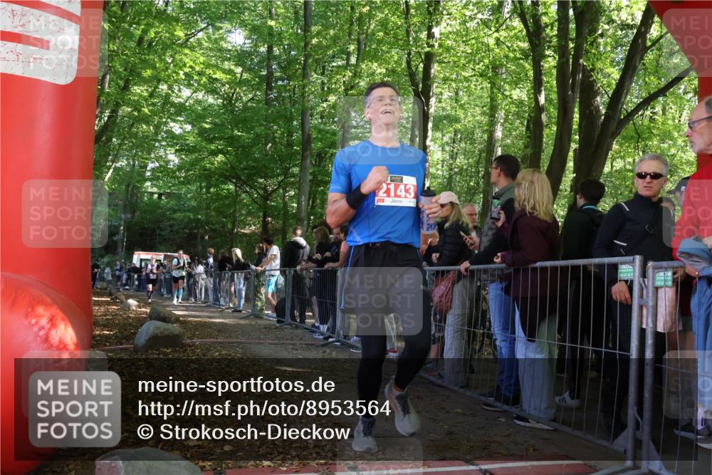 28.09.2025 - 33. Volkslauf durch das schöne Alstertal Strokosch-Dieckow http://msf.ph/oto/8953564 28.09.2025 12:32:41 Ziel 2168, 2169 meine-sportfotos.de