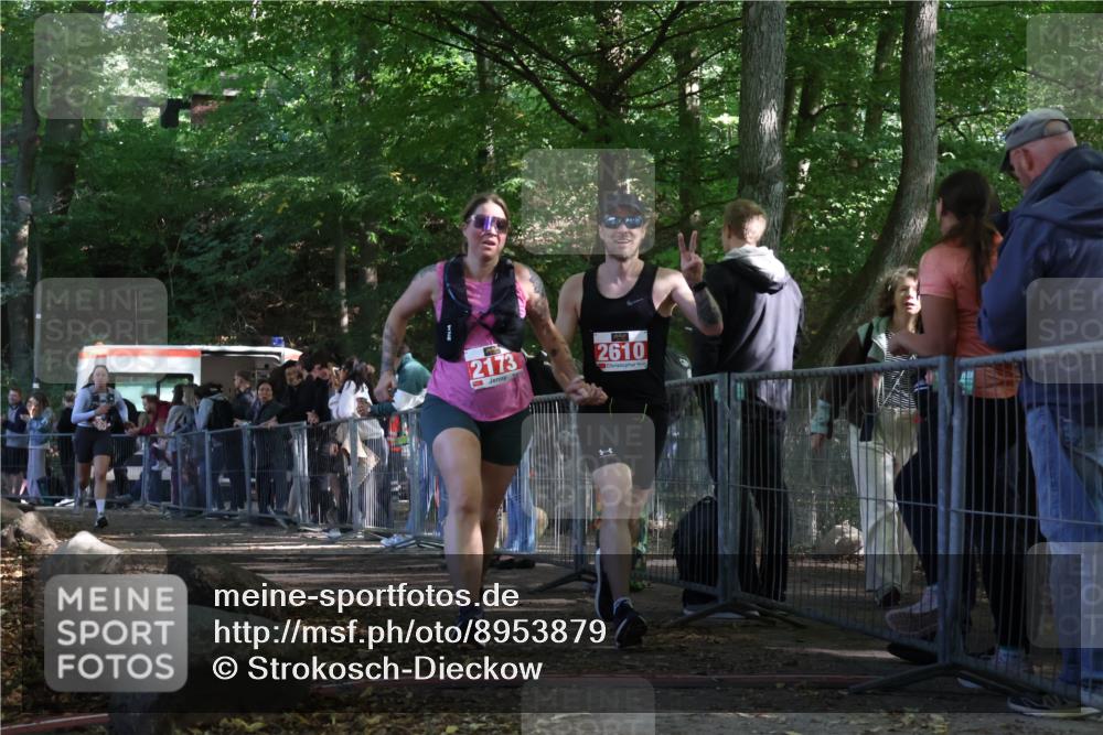 28.09.2025 - 33. Volkslauf durch das schöne Alstertal Strokosch-Dieckow http://msf.ph/oto/8953879 28.09.2025 12:35:13 Ziel 2173, 2610, 2625 meine-sportfotos.de