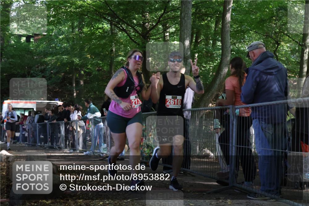 28.09.2025 - 33. Volkslauf durch das schöne Alstertal Strokosch-Dieckow http://msf.ph/oto/8953882 28.09.2025 12:35:13 Ziel 2173, 2610, 2625 meine-sportfotos.de