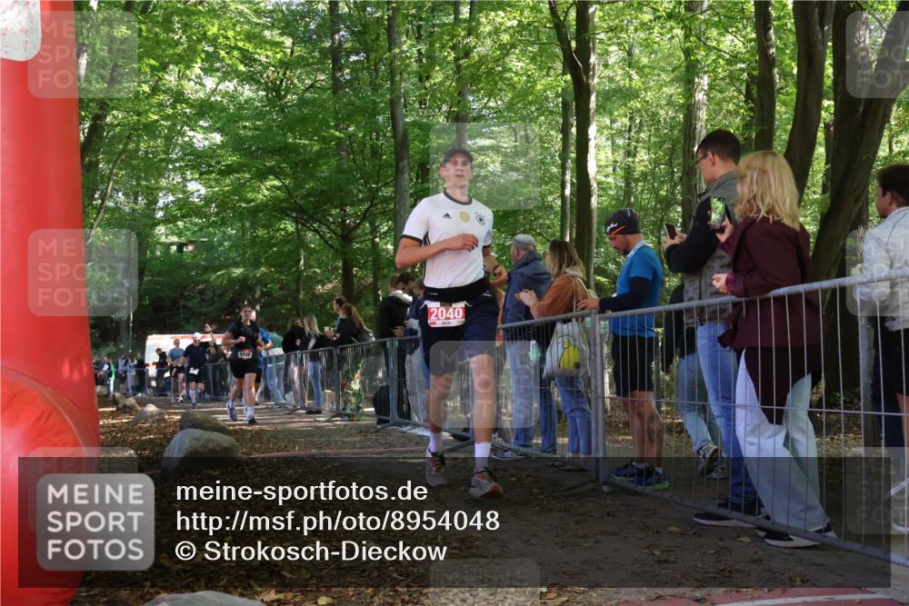 28.09.2025 - 33. Volkslauf durch das schöne Alstertal Strokosch-Dieckow http://msf.ph/oto/8954048 28.09.2025 12:37:46 Ziel 1100, 2040, 2186, 2220, 2386 meine-sportfotos.de