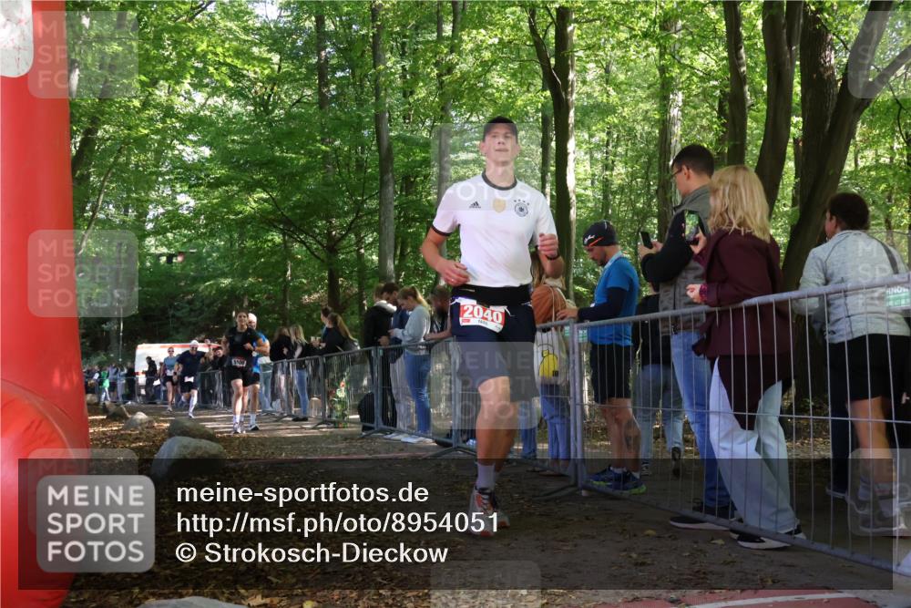 28.09.2025 - 33. Volkslauf durch das schöne Alstertal Strokosch-Dieckow http://msf.ph/oto/8954051 28.09.2025 12:37:46 Ziel 1100, 2040, 2186, 2220, 2386 meine-sportfotos.de