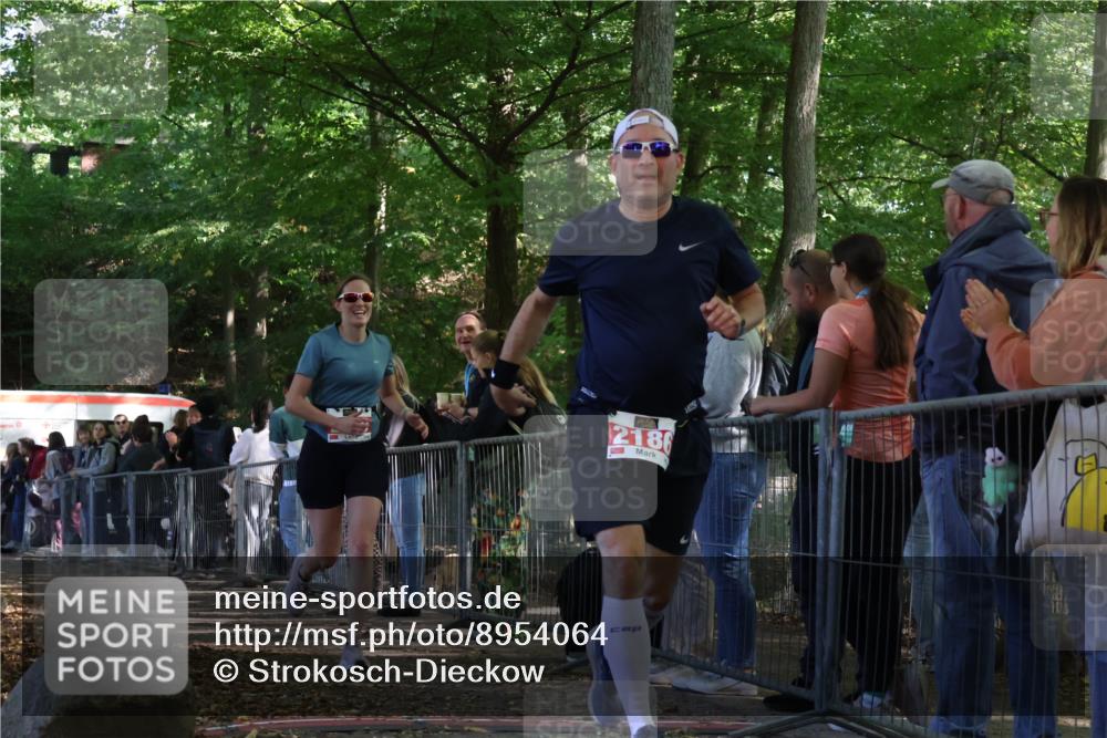 28.09.2025 - 33. Volkslauf durch das schöne Alstertal Strokosch-Dieckow http://msf.ph/oto/8954064 28.09.2025 12:37:51 Ziel 2186, 2220 meine-sportfotos.de