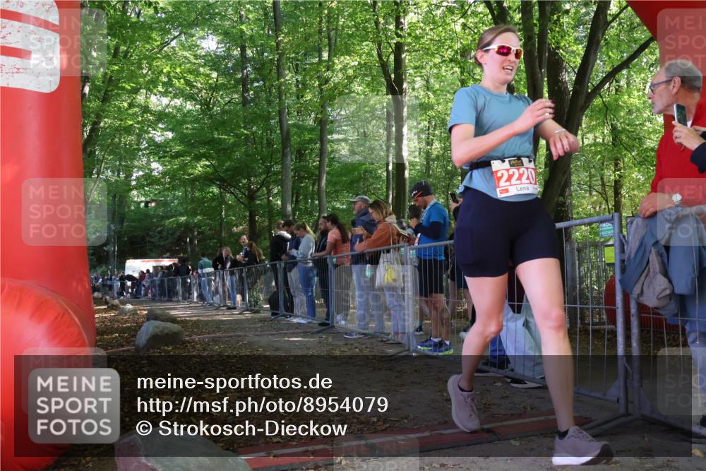 28.09.2025 - 33. Volkslauf durch das schöne Alstertal Strokosch-Dieckow http://msf.ph/oto/8954079 28.09.2025 12:37:53 Ziel 2220 meine-sportfotos.de